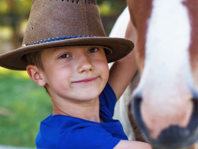 Jeune garçon de 8 ans en colo Equitation cet été