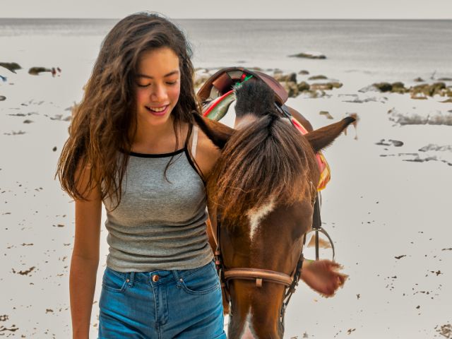 Jeune fille en colo Equitation cet été
