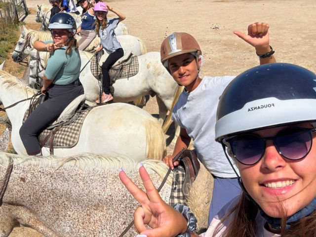 Groupe de jeunes cavaliers en colo à Anglet 
