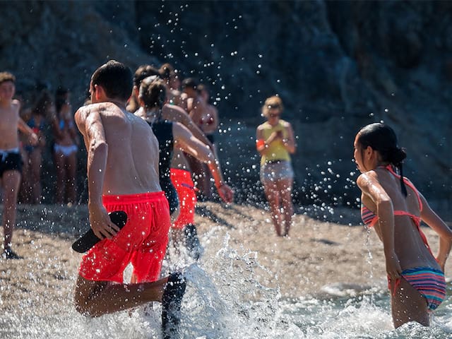 baignade ados en colonie de vacances été