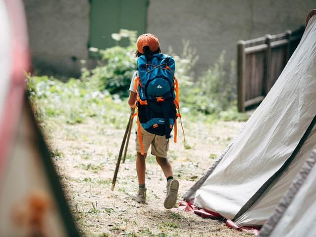 enfant sac à dos randonnée colonie de vacances