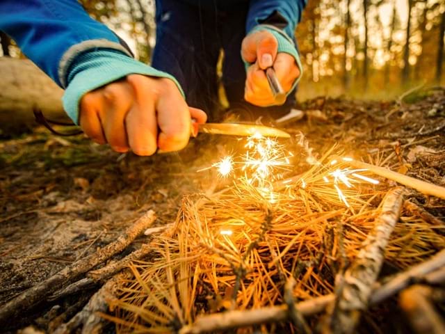 Feu de camp en colonie de vacances en pleine nature cet été pour les 10-14 ans