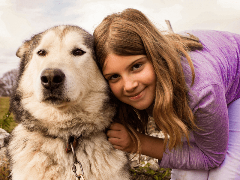 Jeune fille et son chien en colo de vacances La Grande Aventure, durant l'activité cani-randonnée