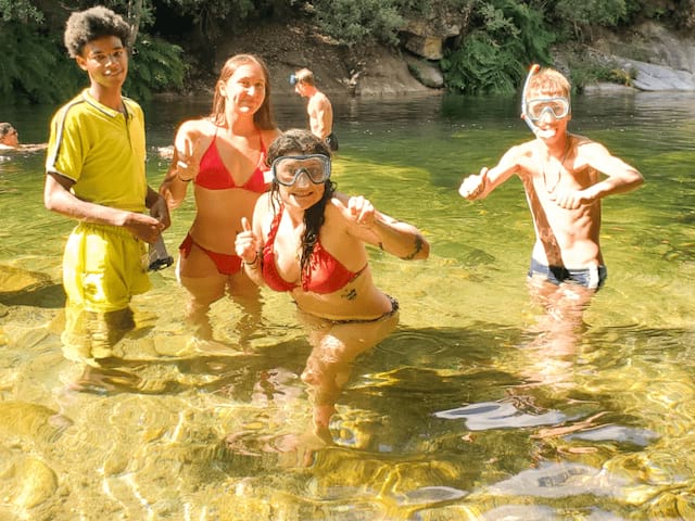 Groupe de jeunes en camp de vacances qui profitent de leur séjour en se baignant dans la rivière