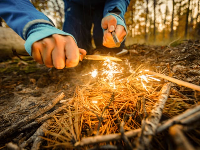 Allumer un feu en colonie de vacances La Grande Aventure cet été, près de Grenoble