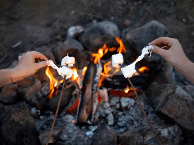 Feu de camp en colonie de vacances en pleine nature cet été La Grande Aventure pour les 10-14 ans