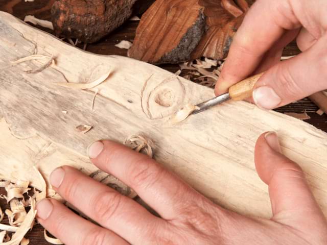 Activité construction de flèches en bois en colo de vacances cet été 