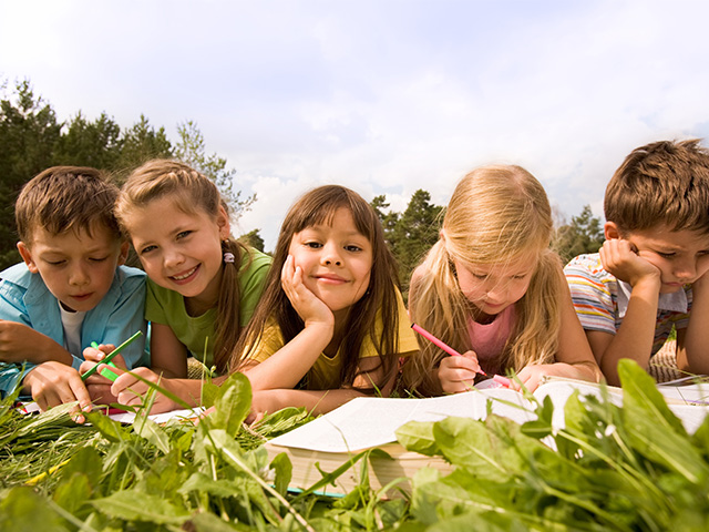 enfants herbe colonie de vacances nature campagne été