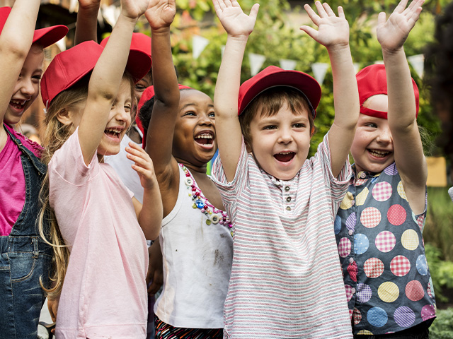 Enfants heureux colonie de vacances ferme été