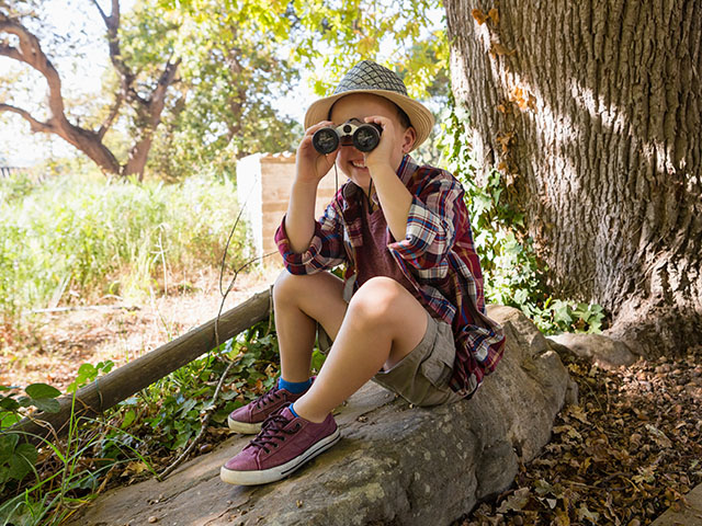 Enfant découvre nature colonie de vacances forêt
