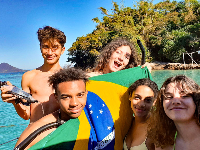 Groupe de jeunes qui prend la pose en colo de vacances au Brésil cet été