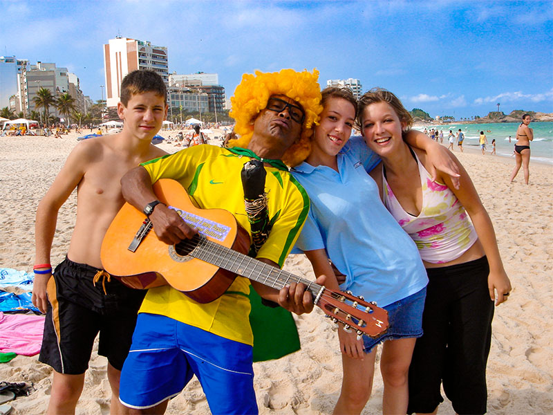 Groupe de jeunes ados en colo de vacances au Brésil cet été où ils se sont bien amusés