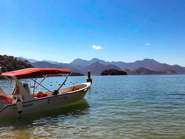 Bateau et paysage au Brésil en colo de vacances cet été au Brésil