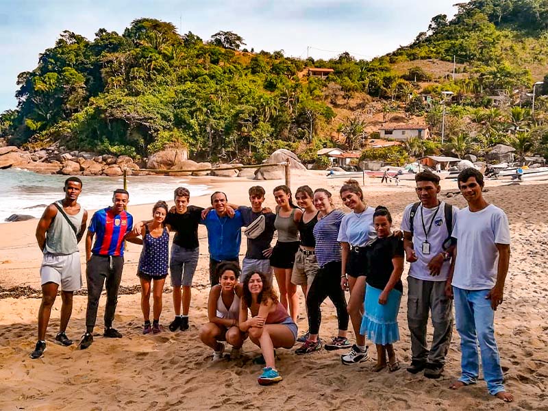 Groupe de jeunes en colo de vacances cet été au Brésil