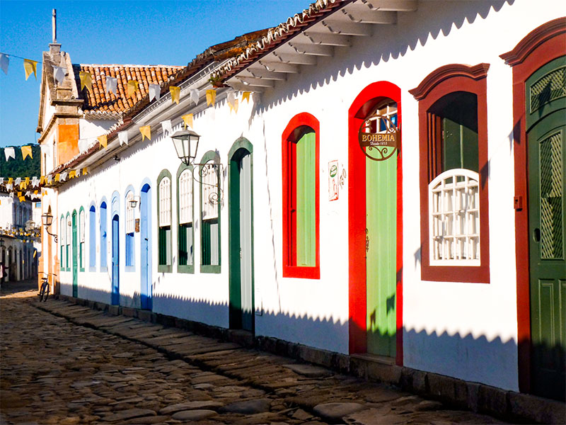 Façade colorée en colo de vacances au Brésil cet été