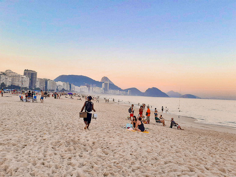 Plage du Brésil où les jeunes se prélassent en colo de vacances