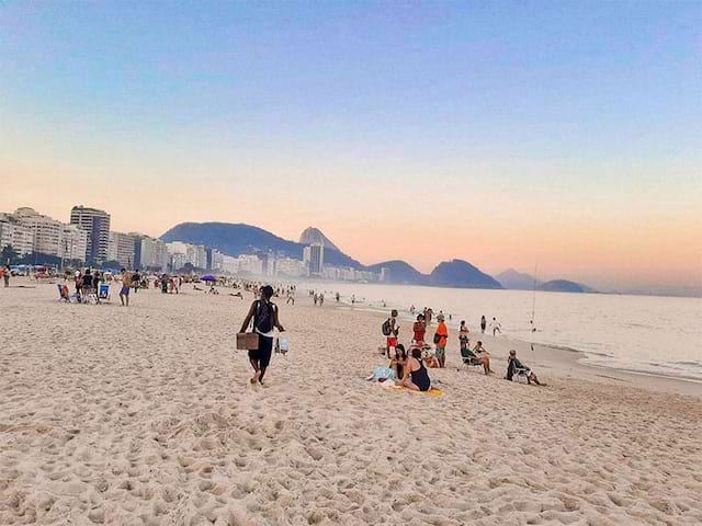 Plage du Brésil où les jeunes se prélassent en colo de vacances