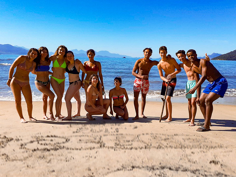 Ados sur la plage en colo de vacances au Brésil cet été