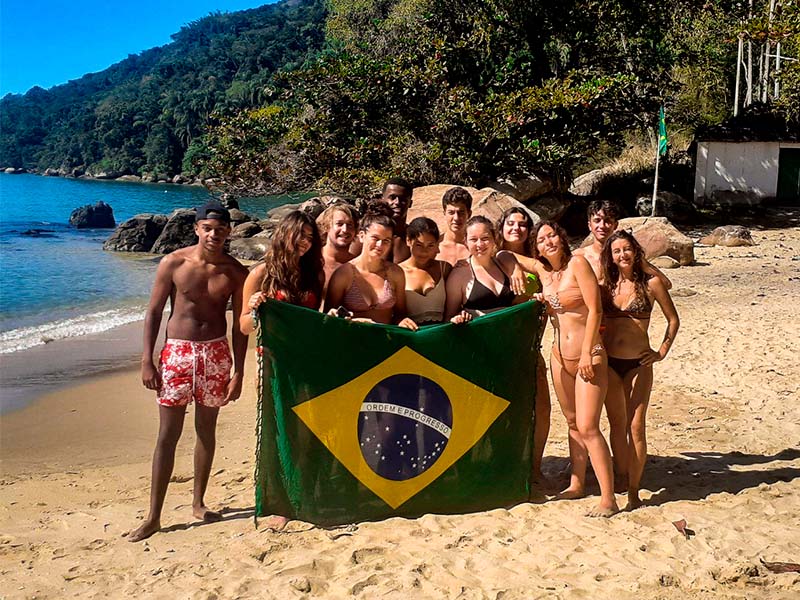 Groupe d'ados en colo de vacances cet été au Brésil