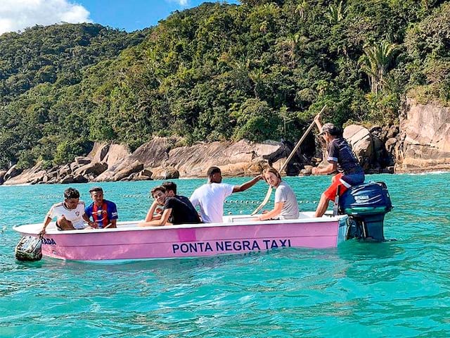 Excursion en bateau au Brésil cet été où les jeunes se sont bien amusés