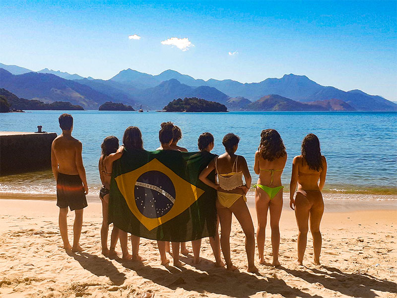 Groupe d'ados qui prend la pose lors de leur colo de vacances au Brésil cet été