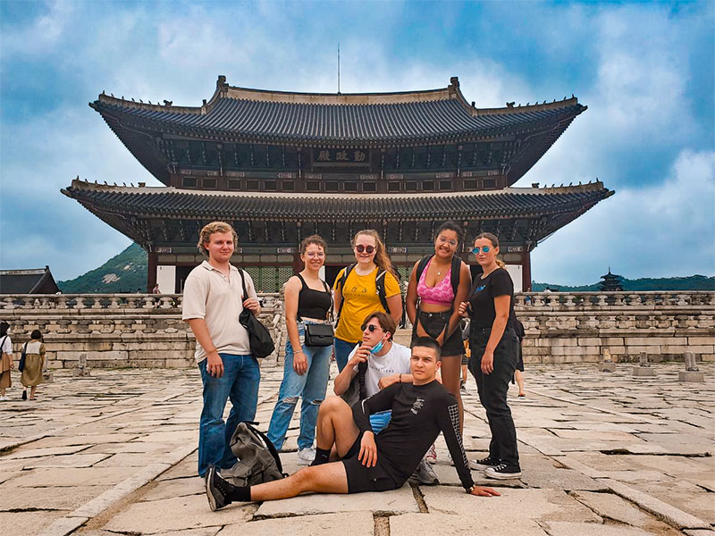 Ados en voyage en Corée devant un temple
