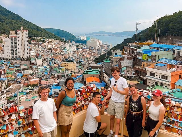 ados à gamcheon village coloré 