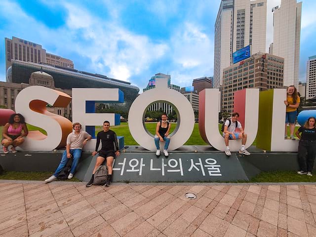 ados sur statue seoul en colonie de vacances en corée