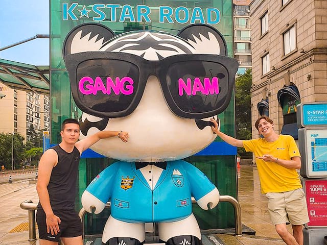 Statue gangnam en corée du sud en colonie de vacances jeunes ados