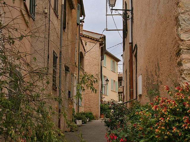ruelle fleurie dans grasse dans la cote d'azur visite de la ville lors d'une colonie été