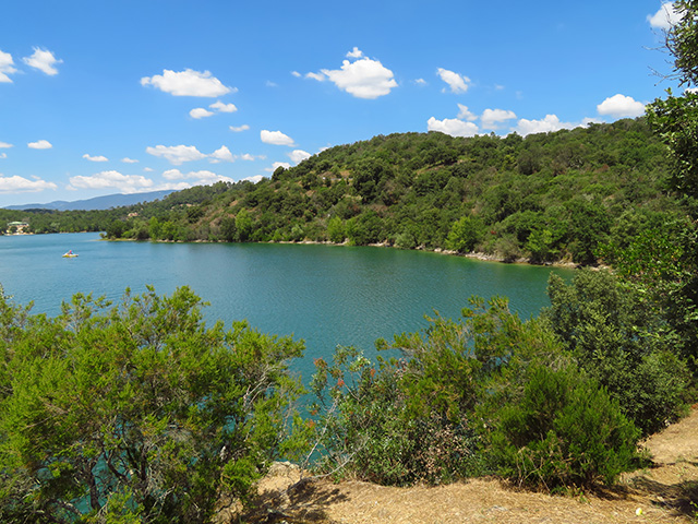 vue sur le lac de saint Cassien situé en Provence et dans le sud-est du département du Var séjour été