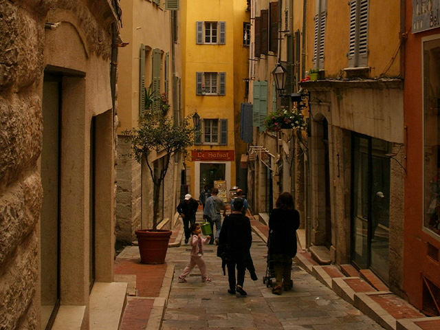 visite des ruelles de grasse se trouvant au nord de cannes visite culturelle en séjour jeunes de six à treize ans été