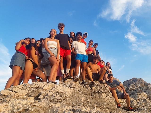 ados sur une falaise en bord de mer en croatie cet été