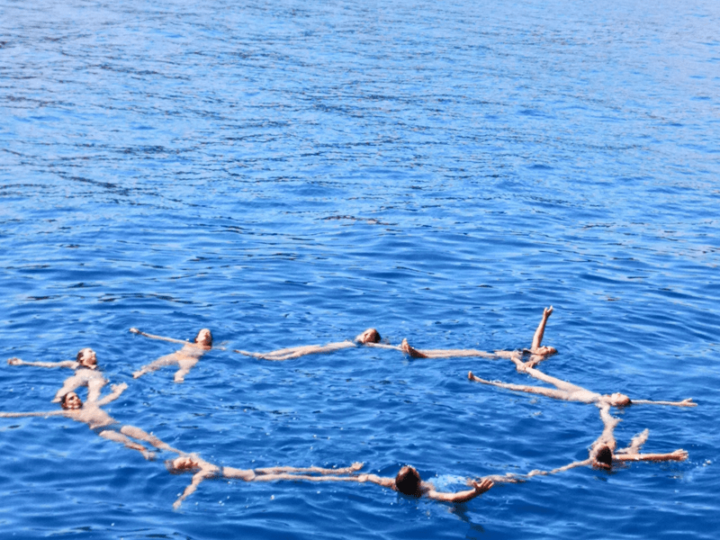 ados se baignant en croatie en colonie de vacance