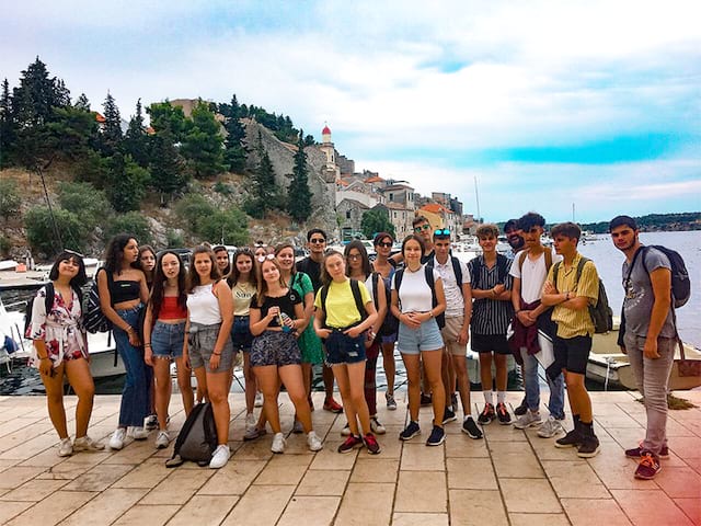 groupe ados visite croatie voyage itinérant ponton bord de mer