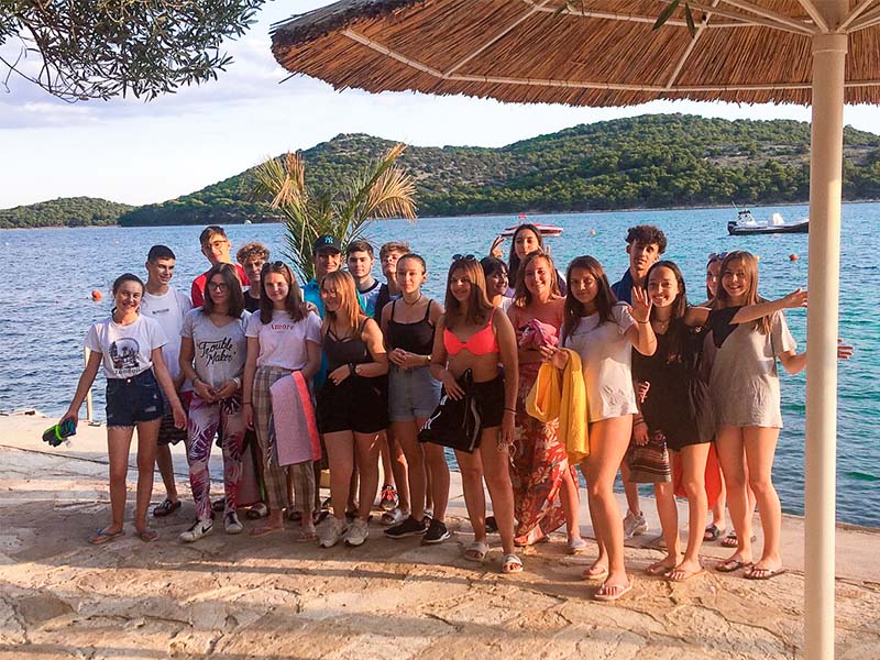 groupe ados en colonie de vacances en croatie