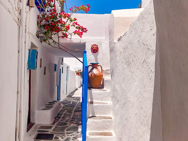 ruelle grèce batiment blanc toit bleu été