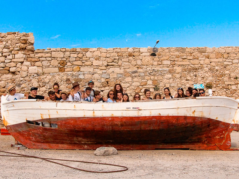 ados dans un vestige de bateau en voyage en Grèce