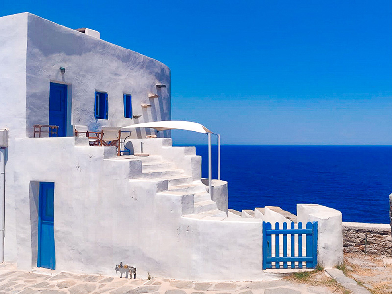 paysage bleu et blanc grèce cyclades colonie de vacances itinérante