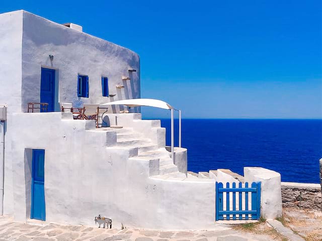 paysage bleu et blanc grèce cyclades colonie de vacances itinérante