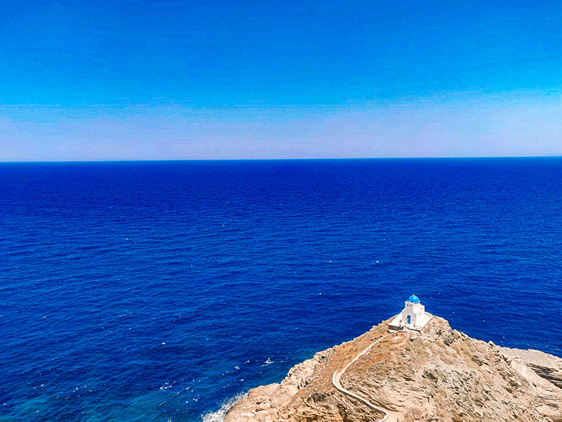 vue eglise grèce en colonie de vacances ciel bleu