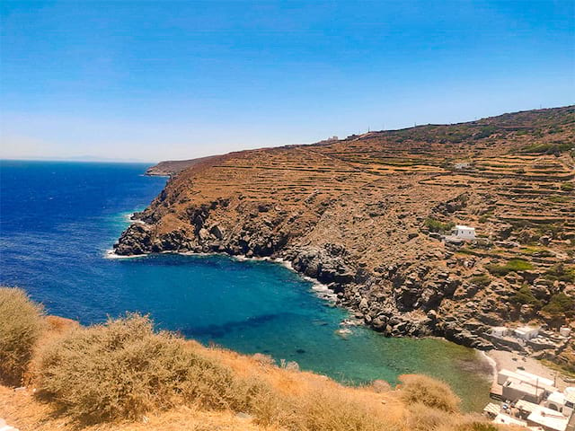 paysage bord de mer falaises en grèce été ados