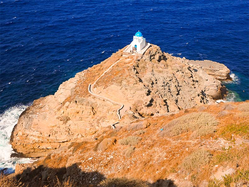 vue eglise grèce en colonie de vacances ciel bleu