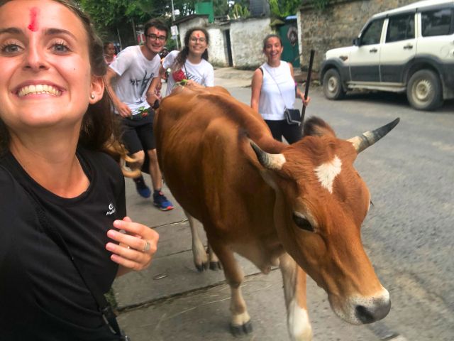 Jeune ado qui profite de sa colonie de vacances au Nepal
