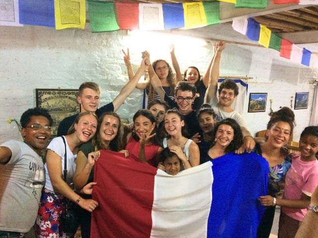 Groupe d'ados en colo de vacances cet été