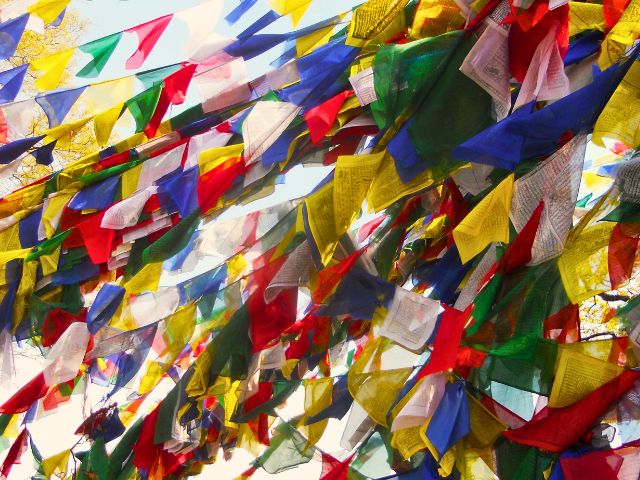 Drapeaux de prières népalaises en colo de vacances cet été