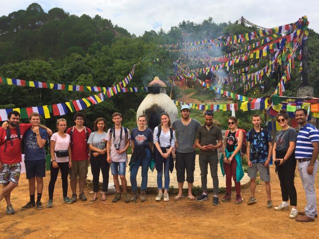 Groupe de jeunes ados en colo de vacances cet été