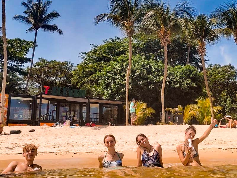 ados se baignant en malaisie en colonie de vacances