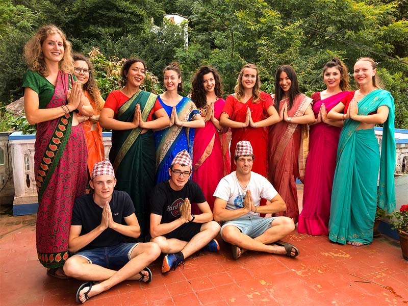 groupe de jeunes en tenue traditionnelle au nepal