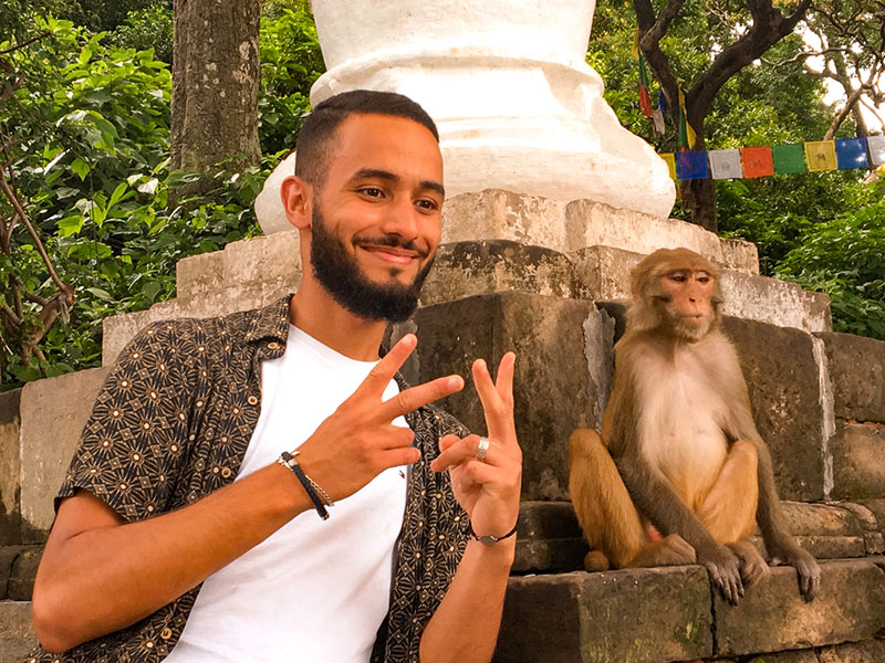 jeune européen en photo avec singe au népal temple